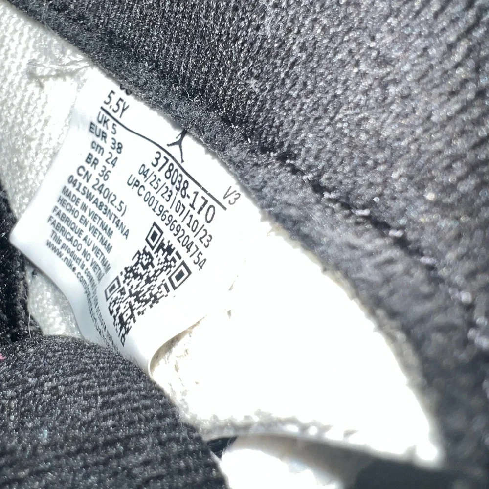 Nike Air Jordan 11 Kids Black and White Sneakers with gold jumpman - Picture 3 of 7